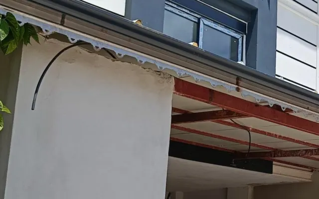 Giriş saçağının alt yüzü, kenarındaki oluk kanalı ve duvara tutturulmuş dirsek
