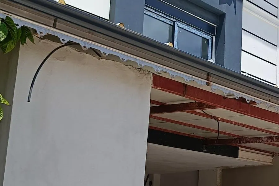 Giriş saçağının alt yüzü, kenarındaki oluk kanalı ve duvara tutturulmuş dirsek